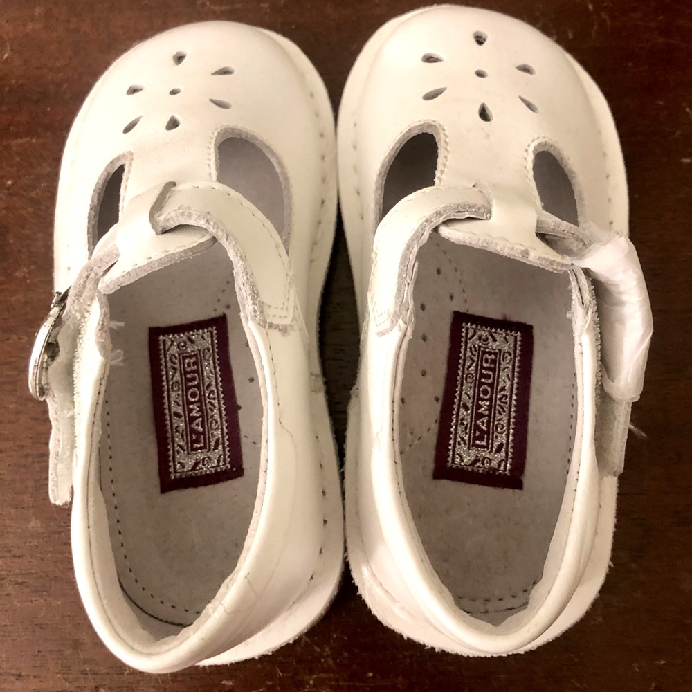 White L’Amour Mary Janes. NWOT. Size 6